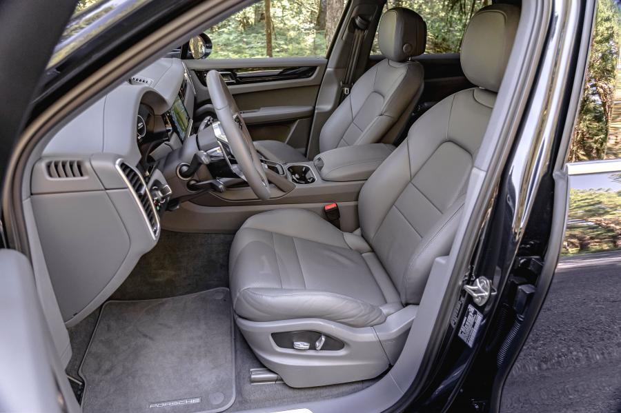 Интерьер Porsche Cayenne E-Hybrid (PO536) 2018 года  (NA) (фото 34 из 38)